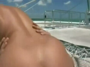 Во время прогулки по морю, пацан сношает брюнетку в попу на борту судна