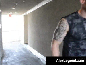 Длинноволосая женушка после работы пососала муженьку в позе 69 и трахнулась до криков