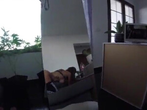 Мистер выебал во все дырки супругу в кепке у себя дома и снял это на видео