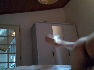 Престарелый мужичек сношает юную замужнюю женщину на кушетке перед камерой