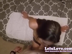 Мужичек на диванчике длинным писюном отжарил чужую замужнюю женщину в ротик до камшота на личико