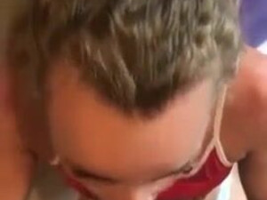 Сосед долбит жену кента во все дыры и даёт ей лизать свою заросшую попу