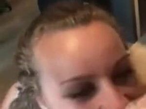 Сосед долбит жену кента во все дыры и даёт ей лизать свою заросшую попу