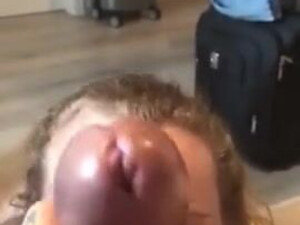 Сосед долбит жену кента во все дыры и даёт ей лизать свою заросшую попу