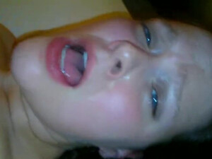 Пухлая женушка ебётся с мужем и его папкой на кушетке