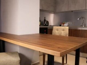 Бухущая супруга отсосала дорогому на столе в кухне и дала в пизденку