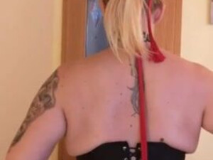 Круглозадая вторая половинка вставляет себе в анальное отверстие стальной крюк и ласкает вагину самотыком