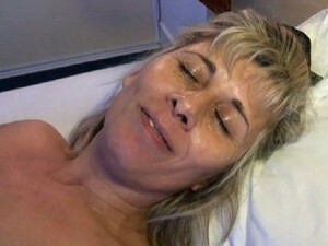 Мужичек долбит взрослую супругу дружка хуем и вибратор и фистит её рукой у него на глазах