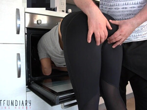 Озабоченный муж оприходовал жену раком пока мыла духовку