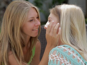 Две студентки разделись до гола и начали яро ласкаться