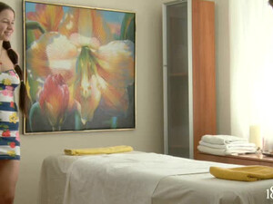 После такого эротического массажа сладкая киска девочки осталась довольна