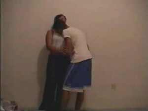 Симпатичная девка с волосатой пиздой снялась в домашнем порно