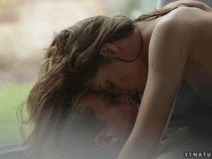 Порно с красоткой Sophie Lynx со стройными ножками в чулках