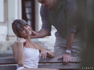 Молодые русские занялись сексом прямо в парке на скамейке