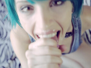 Подруга сидя на коленках делает минет и глотает сперму