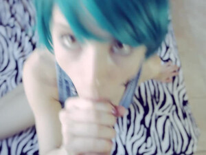 Подруга сидя на коленках делает минет и глотает сперму