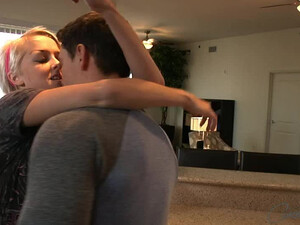 Секс на кухне с сексуальной блондинкой