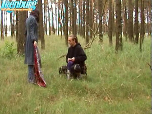 Секс в палатке заставил молодых друзей великолепно кончить