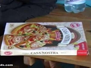 Строитель трахнул симпатичную доставщицу пиццы в рот и в жопу