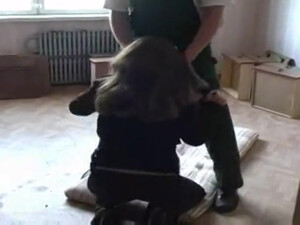 Строитель трахнул симпатичную доставщицу пиццы в рот и в жопу