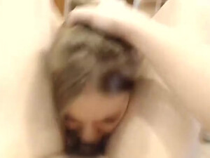 Русская девушка с большими сиськами и упругой попкой умело отсасывает член своего приятеля