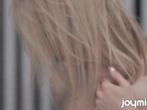 18 летняя Камила трахает себя в попку страпоном