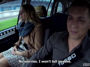 Таксист трахнул симпатичную русскую пассажирку на заднем сиденье своего авто