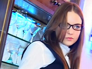 Талантливая красотка ласкает свою киску перед камерой