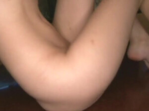 Талантливая красотка ласкает свою киску перед камерой