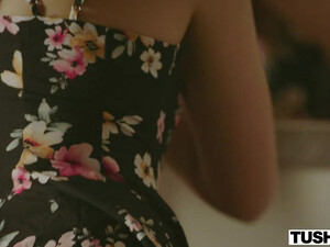 Лысый мужик трахает в задницу свою смазливую любовницу