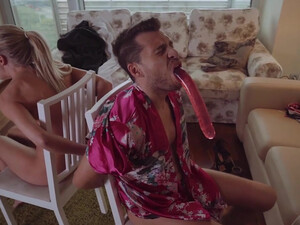 Мажор трахает двух сучек, пригласив их к себе