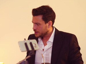 Мажор трахает двух сучек, пригласив их к себе