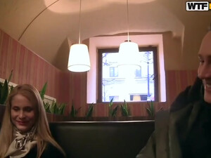 Секс на бильярдном столе с местной шлюхой