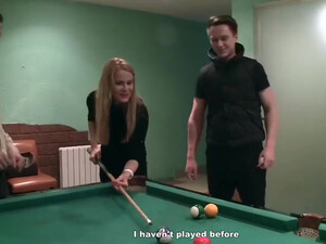 Секс на бильярдном столе с местной шлюхой