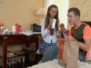 Русские студенты ебутся в попу, отложив уроки