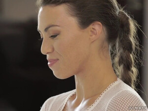 Поджав ноги, дала в попу ухажеру