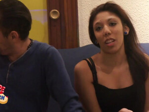 Мужик трогает пизду латинке и уже хочет вставить