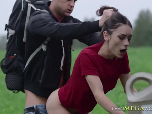 Путешественник загнул раком и выебал красивую студентку