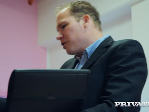 Мужчина трахает письку двух лесбиянок по очереди