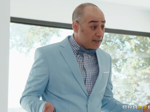 Чувак загнул и трахнул грудастую шлюху в квартире