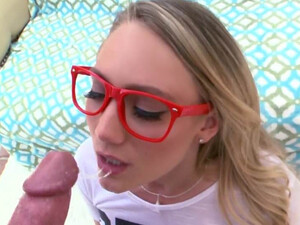 Выебал очкастую глубоко в глотку и в анал