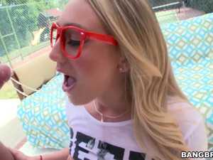 Выебал очкастую глубоко в глотку и в анал