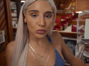 Видит какой огромный пенис у другого пацыка и изменяет в туалете бистро