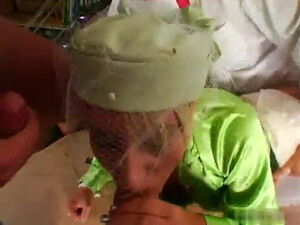 Богатая телка трахается с двумя голыми мужиками не раздеваясь