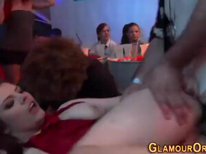 Посетительницы клуба трахаются на жаркой секс вечеринке