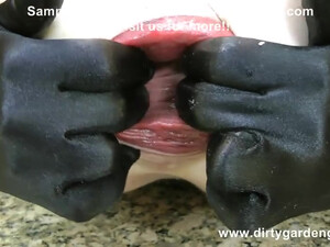 Тетка сама себе жестко разработала попку