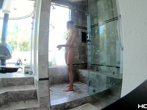 Аккуратно в попу вставил член застенчивой девке