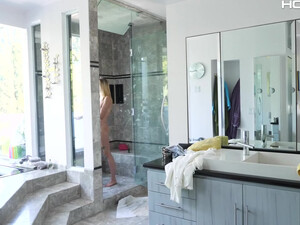 Аккуратно в попу вставил член застенчивой девке