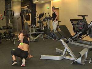 Тренер ебет подтянутую самку во время тренировки в зале