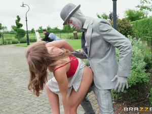 Секс с манекеном очень понравился роскошной туристке Alessandra Jane